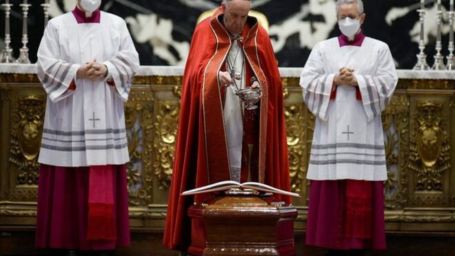 Francisco en el funeral del Cardenal Cacciavillan