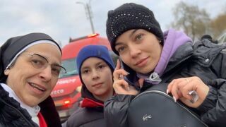 Sor Lucía Caram regresa de Ucrania con media docena de refugiados que huyen de la guerra