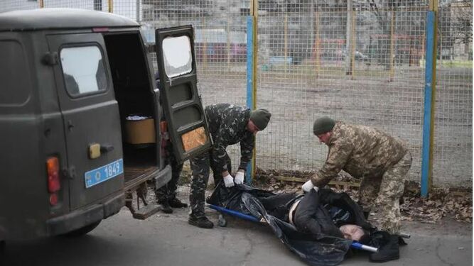 Un ucraniano muerto en la guerra contra Rusia a las afueras de Kiev.