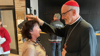 Czerny bendice a una mujer en Hungría