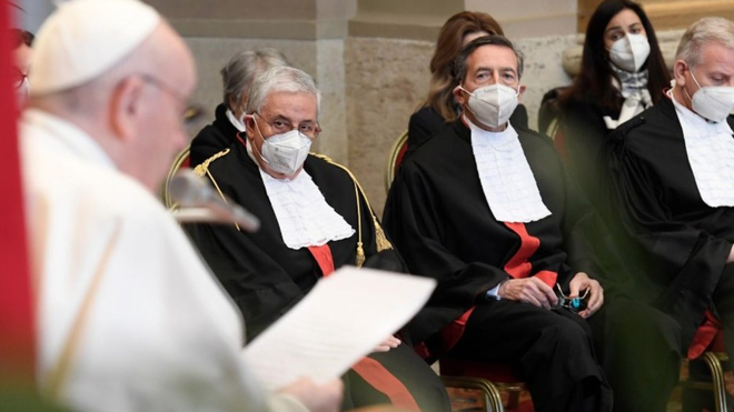 Francisco y los jueces del Vaticano