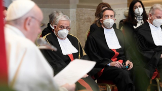 Francisco y los jueces del Vaticano