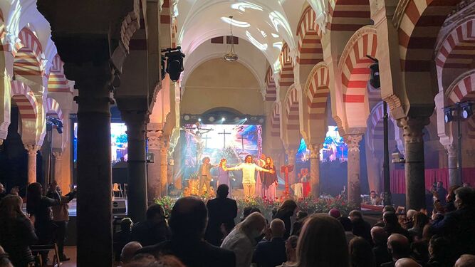 ‘Vía Crucis’: Toño Casado embriaga de Pasión la Mezquita de Córdoba