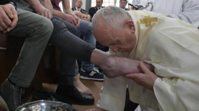Papa besa los pies