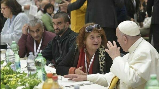 El Papa, con pobres a la mesa