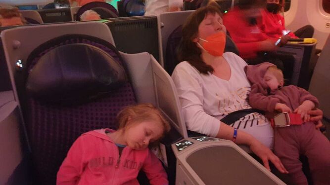 Algunas de las familias, en el avión