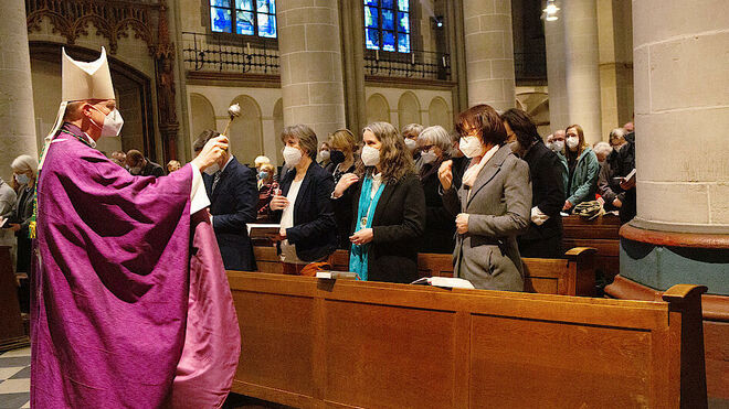 Franz-Josef Overbeck confiere a las mujeres la posibilidad de presidir bautismos