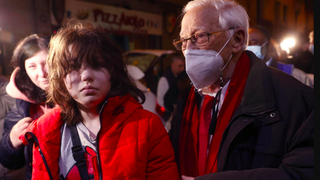 El padre Ángel, con una niña ucraniana, a su llegada a San Antón