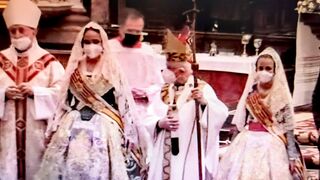 Cañizares, al término de la Misa, con las Falleras Mayores