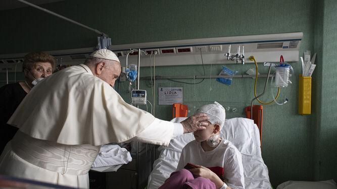 Visita sorpresa del Papa a los niños ucranianos ingresados en el 'Bambino Gesú'