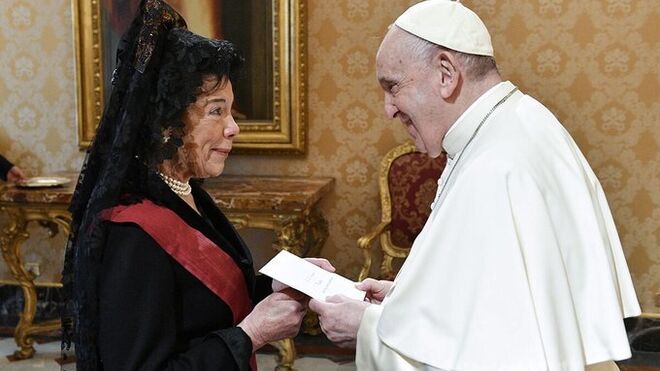 Isabel Celaá presenta sus credenciales al Papa Francisco