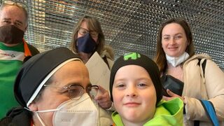 Sor Lucía, con uno de los pequeños ucranianos llegados a España