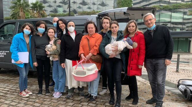Sor Lucía, con algunos de los refugiados