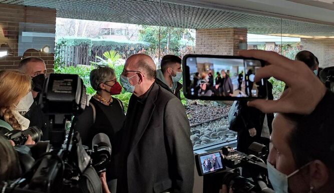 Omella saluda a los medios