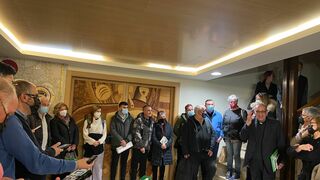 Omella saluda a los periodistas junto a las víctimas