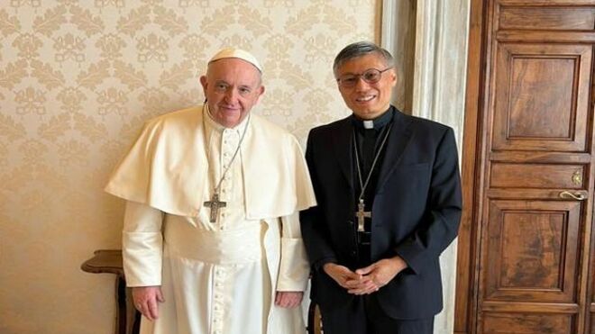 Francisco y monseñor Stephen Chow Sau Yan