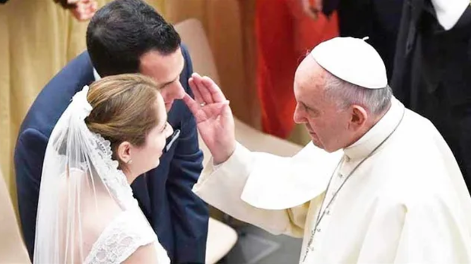 O Papa abençoa um casamento