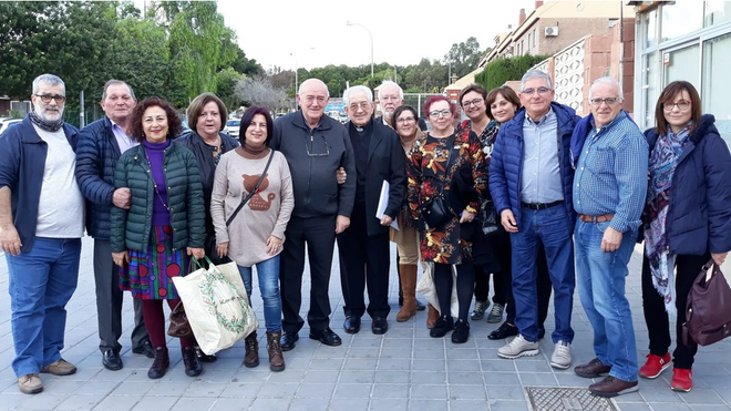 El obispo Victorio Oliver (en el centro) junto con militantes de la HOAC de Orihuela-Alicante