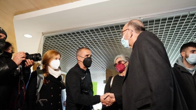 Omella saluda a las víctimas antes de entrar en la reunión en la Casa de la Iglesia