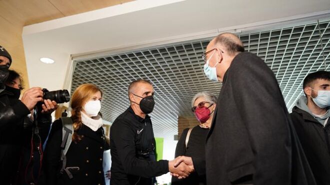 Omella saluda a las víctimas antes de entrar en la reunión en la Casa de la Iglesia