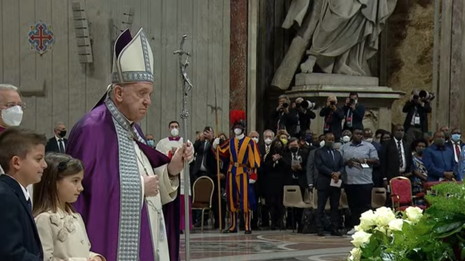 El Papa y dos niños, ante la Virgen
