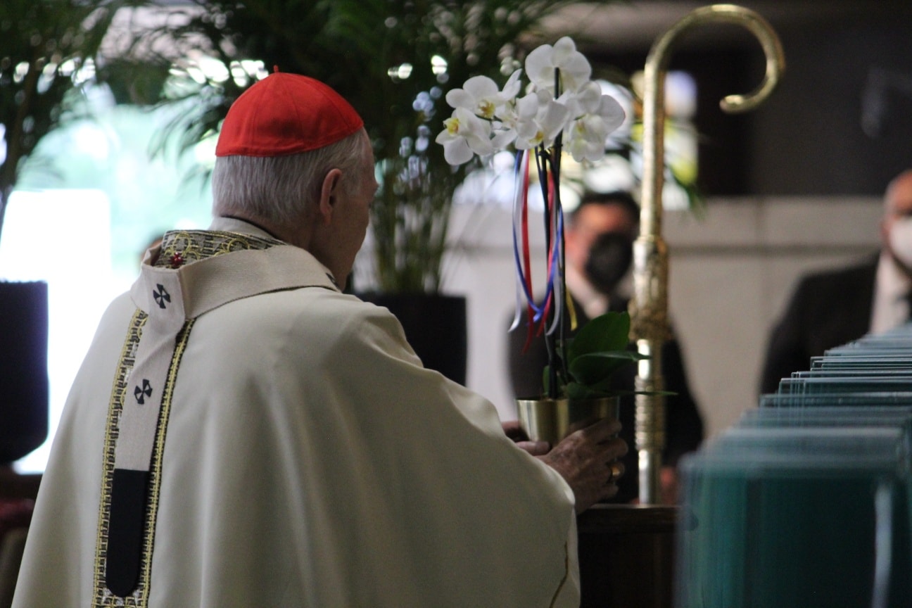 El Cardenal Carlos Aguiar en ofrecimiento y acto de Consagración a los pies de Guadalupe