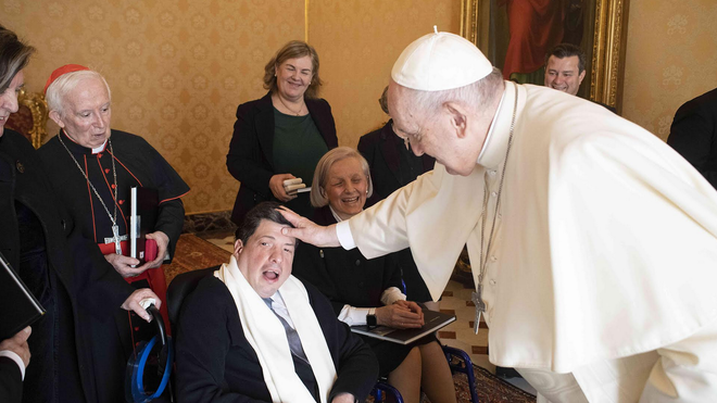 Francisco bendice a Alejandro Planells Medin