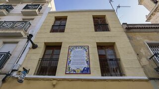 Poema  al Nazareno de Miguel Hernández en la fdachada de una asa