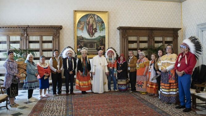 El Papa, con indígenas canadienses, hoy en el Vaticano