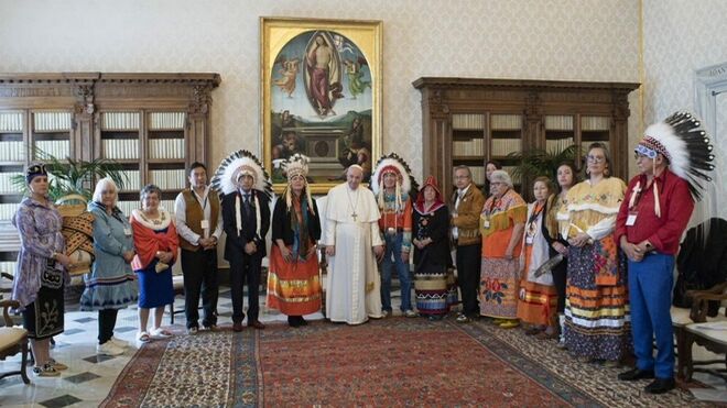 El Papa, con indígenas canadienses, hoy en el Vaticano