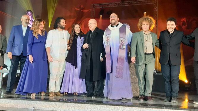 Osoro, con el elenco de Vía Crucis