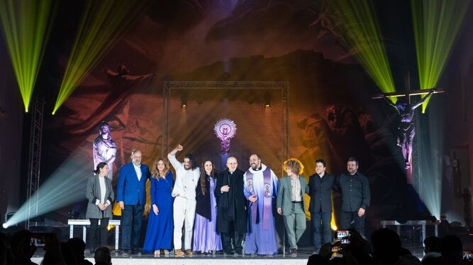 El elenco, con Osoro