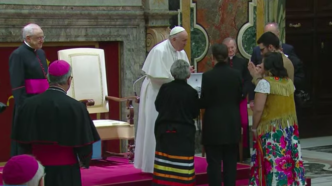 El Papa pide perdón a los indígenas canadienses: "Siento indignación y vergüenza"