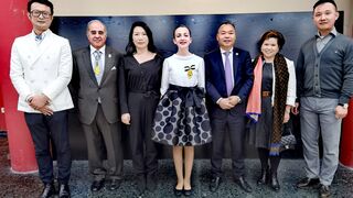 Familias chinas  "vicentinos de honor" por el Altar del Carmen