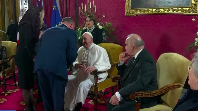 Francisco es recibido por las autoridades