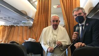 Francisco, en el vuelo papal: "Una visita a Kiev está sobre la mesa"