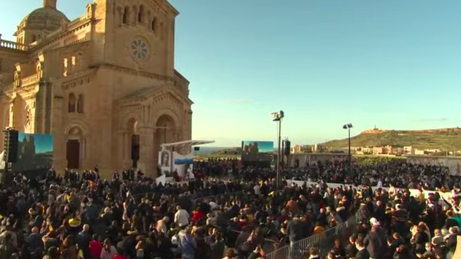 Miles de fieles en el santuario de Gozo