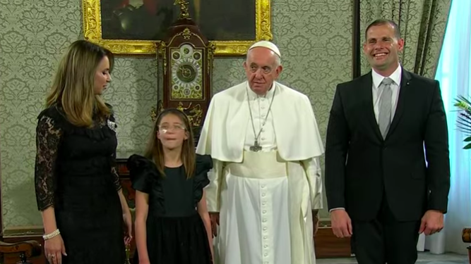 El Papa, con la familia del primer ministro de Malta