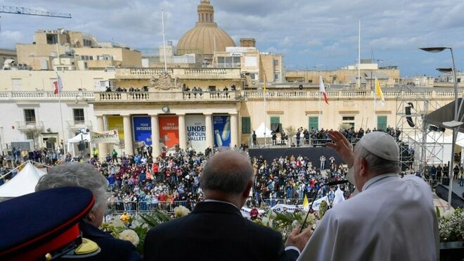El Papa saluda a los fieles en La Valeta