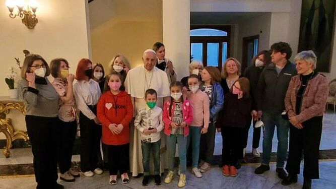 Francisco visita a refugiados ucranianos acogidos por el Vaticano antes de partir hacia Malta