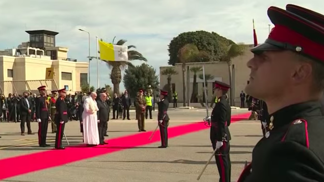 El Papa llega a Malta a escuchar, con el corazón encogido, el drama de la guerra y la migración