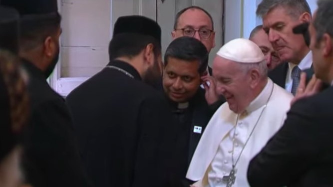 Francisco saluda a los líderes religiosos