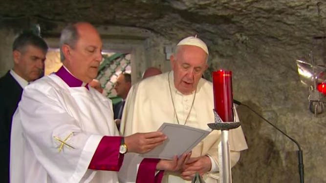 Oración del Papa en la gruta de San Pablo