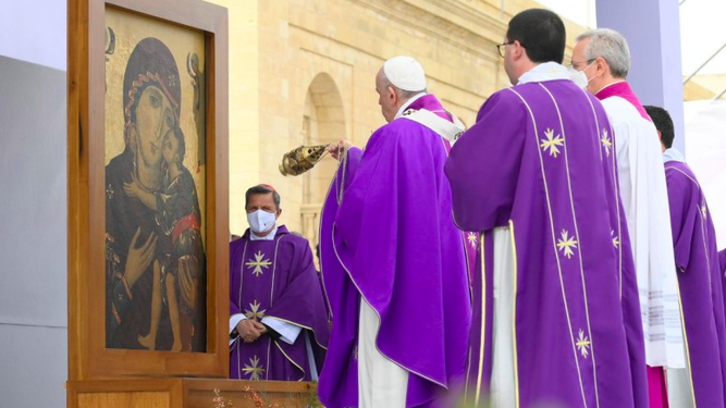 El Papa bendice el icono de la Virgen