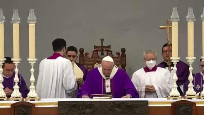 El Papa besa el altar