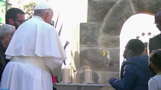 El Papa y una familia de migrantes encendieron una vela a María