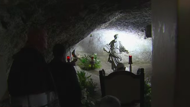 El Papa reza en la gruta de San Pablo