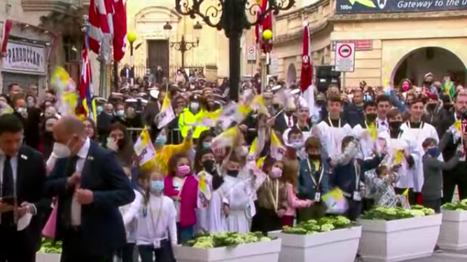 Los fieles, muchos de ellos niños, esperan al Papa en Rabat