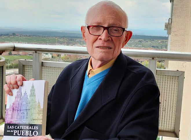 Antonio Aradillas, con su libro sobre las catedrales