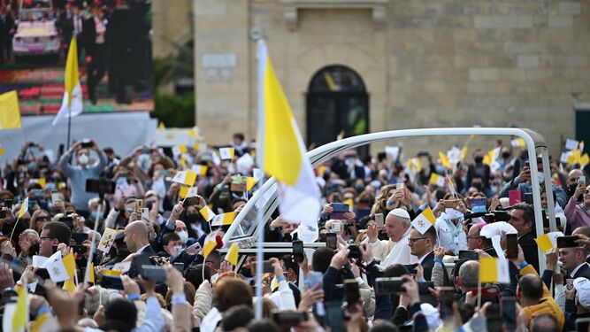 Recibimiento multitudinario al Papa antes de la misa en Floriana